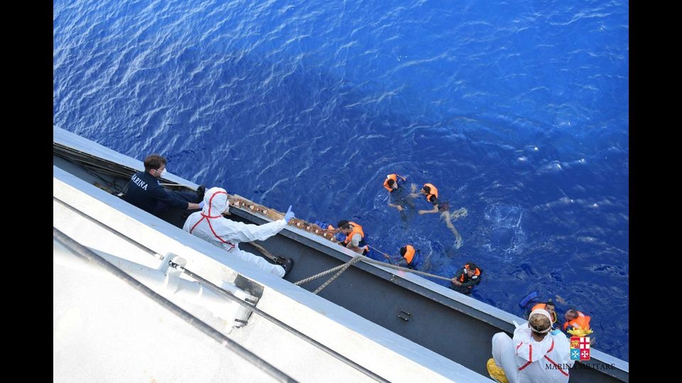 Un barcone di migranti si ribalta lungo le coste libiche, le operazioni di soccorso della Marina Militare&nbsp;