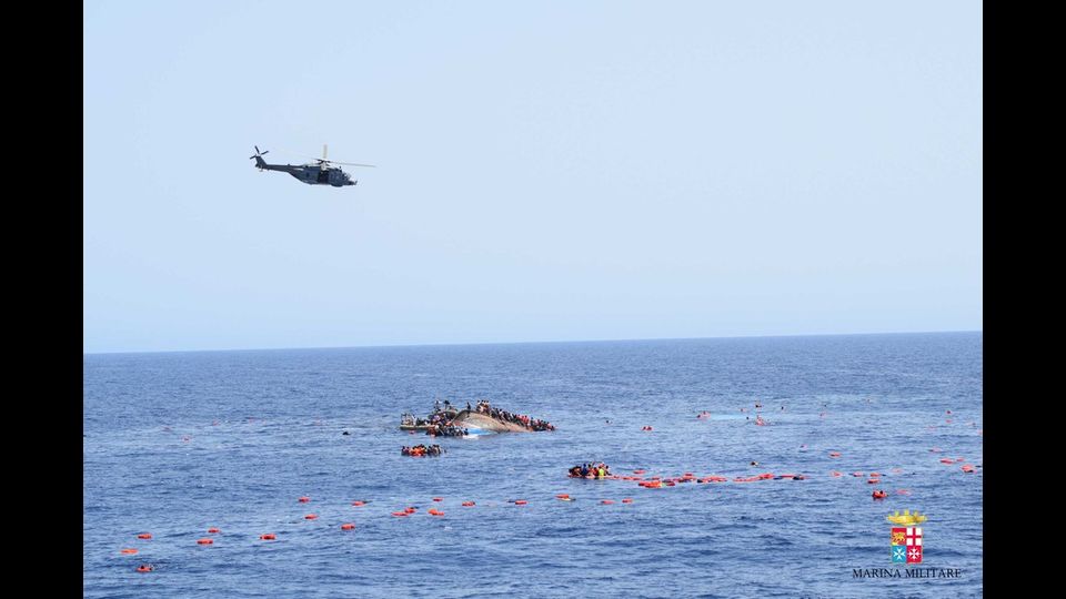 Un barcone di migranti si ribalta lungo le coste libiche, le operazioni di soccorso della Marina Militare&nbsp;