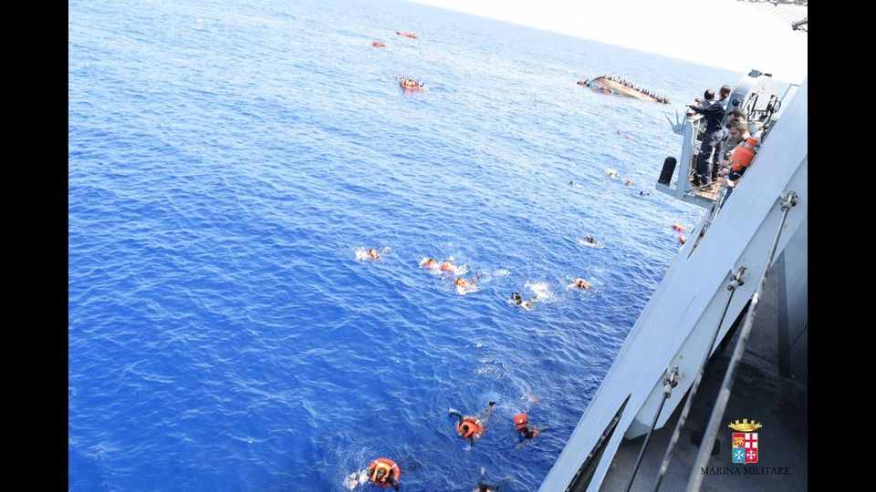Un barcone di migranti si ribalta lungo le coste libiche, le operazioni di soccorso della Marina Militare&nbsp;