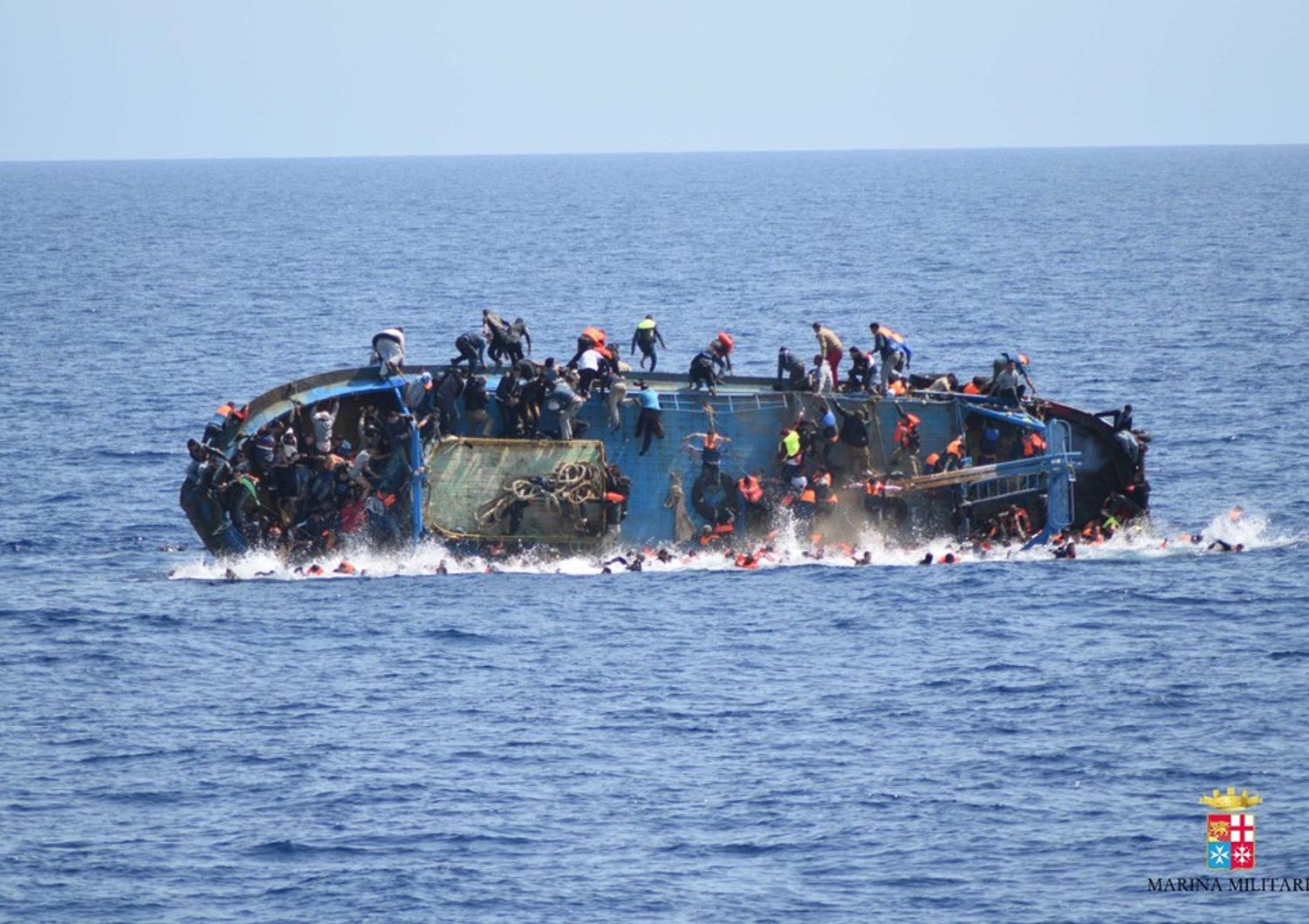 Un barcone di migranti si ribalta a largo delle coste libiche