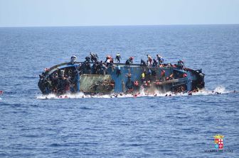 Un barcone di migranti si ribalta a largo delle coste libiche