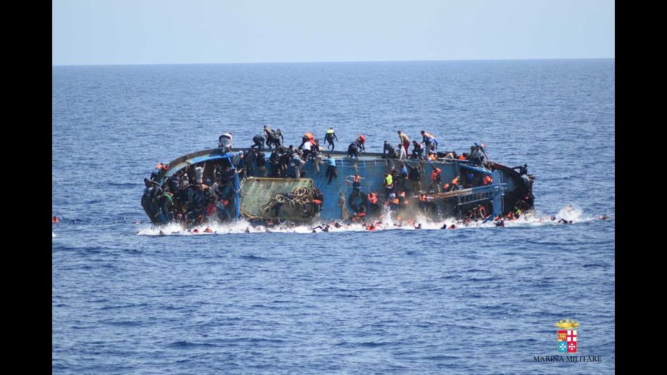 Un barcone di migranti si ribalta a largo delle coste libiche