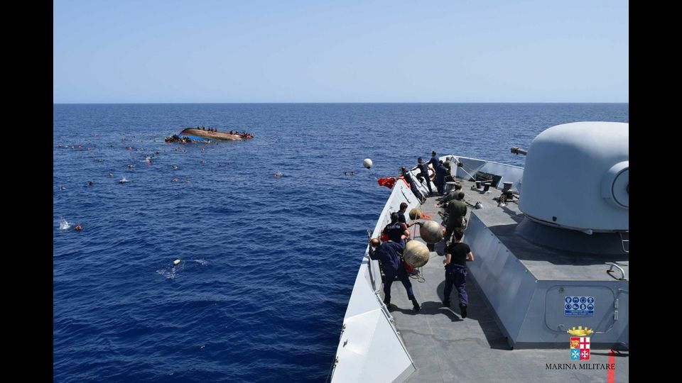 Un barcone di migranti si ribalta lungo le coste libiche, le operazioni di soccorso della Marina Militare&nbsp;
