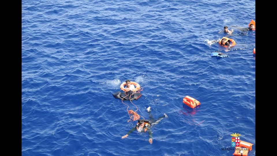 Un barcone di migranti si ribalta lungo le coste libiche, le operazioni di soccorso della Marina Militare&nbsp;