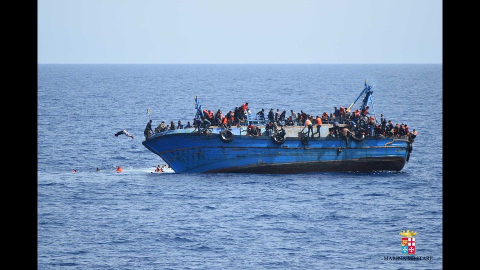 Un barcone carico di migranti si e' rovesciato al largo delle coste della Libia. Il pattugliatore &quot;Bettica&quot; durante l'attivita' di sorveglianza e sicurezza marittima nel Canale di Sicilia, ha individuato il peschereccio e ha iniziato con i propri mezzi la distribuzione dei salvagenti individuali.&nbsp;Nella foto il momento del ribaltamento del barcone