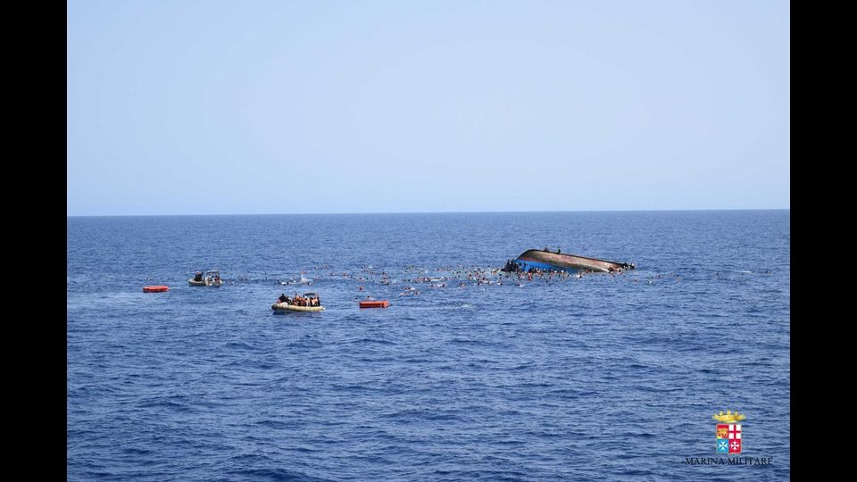 Un barcone di migranti si ribalta lungo le coste libiche, le operazioni di soccorso della Marina Militare&nbsp;