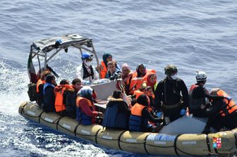 Un barcone di migranti si ribalta lungo le coste libiche, le operazioni di soccorso della Marina Militare&nbsp;