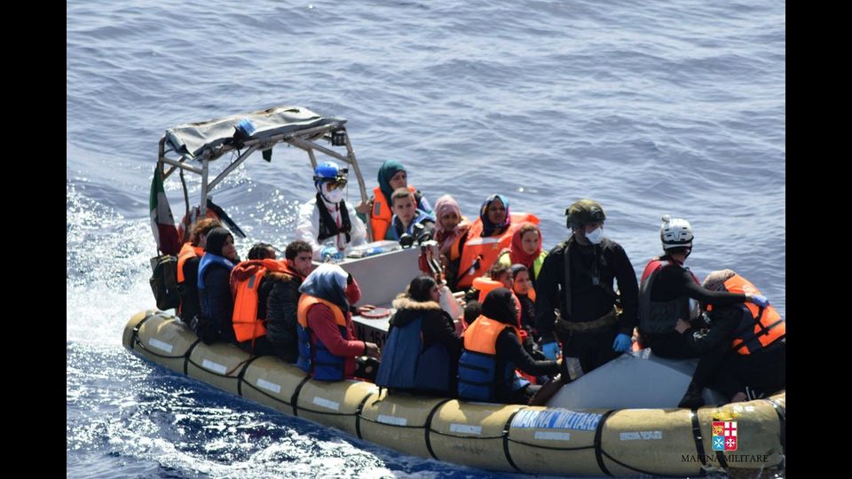 Un barcone di migranti si ribalta lungo le coste libiche, le operazioni di soccorso della Marina Militare&nbsp;