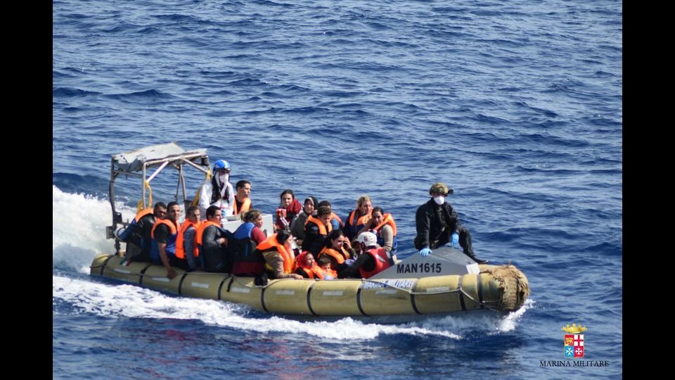 Un barcone di migranti si ribalta lungo le coste libiche, le operazioni di soccorso della Marina Militare&nbsp;