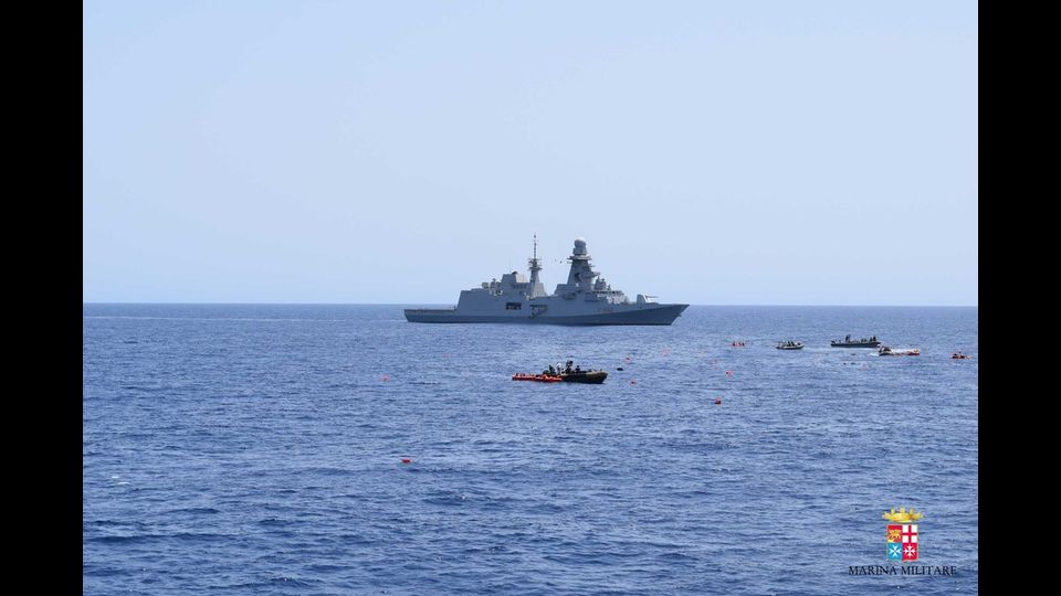 Un barcone di migranti si ribalta lungo le coste libiche, le operazioni di soccorso della Marina Militare&nbsp;