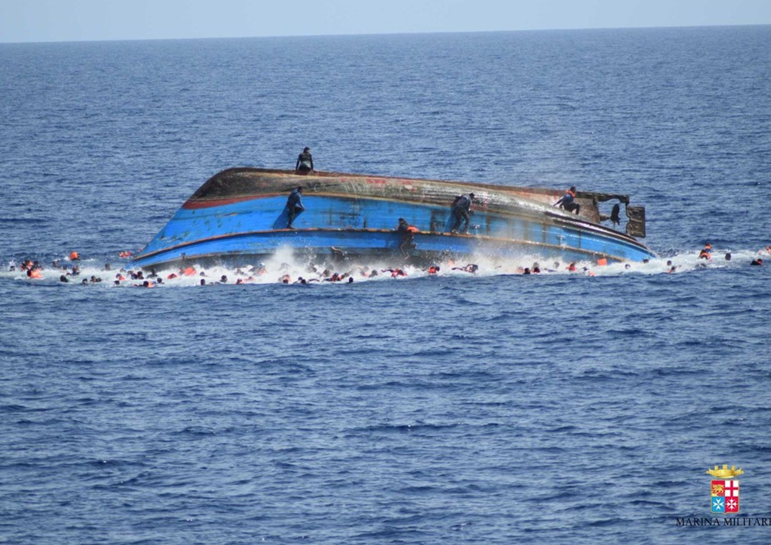Un barcone di migranti si ribalta a largo dellle coste libiche