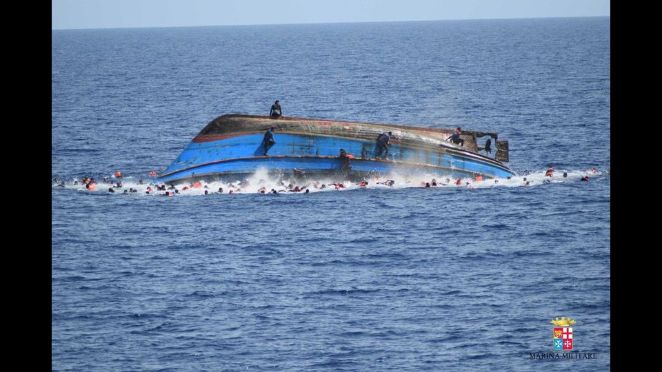 Un barcone di migranti si ribalta a largo dellle coste libiche