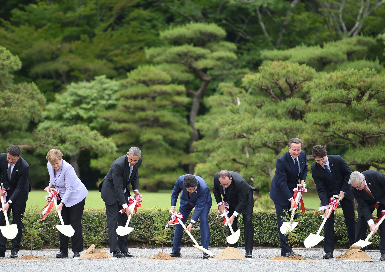 &nbsp;Renzi, &nbsp;Merkel, Obama, Shinzo Abe, &nbsp;Hollande, Cameron, Justin Trudeau e &nbsp;Jean-Claude Juncker piantano alberi sui terreni a Ise Jingu il primo giorno del vertice dei G7