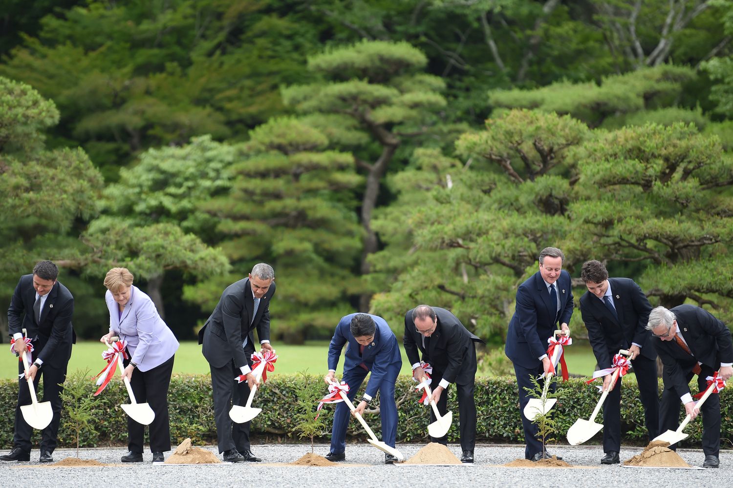 &nbsp;Renzi, &nbsp;Merkel, Obama, Shinzo Abe, &nbsp;Hollande, Cameron, Justin Trudeau e &nbsp;Jean-Claude Juncker piantano alberi sui terreni a Ise Jingu il primo giorno del vertice dei G7