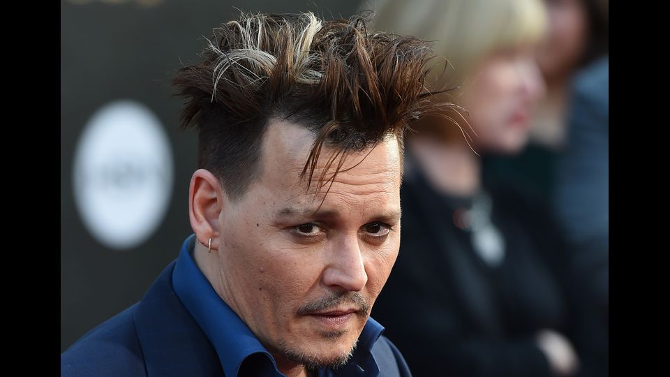 Depp posa per i fotografi al teatro di El Capitan a Hollywood, California. Photocall&nbsp; del film&nbsp;&quot;Alice Attraverso lo specchio&quot;. Maggio 2106 (Afp)