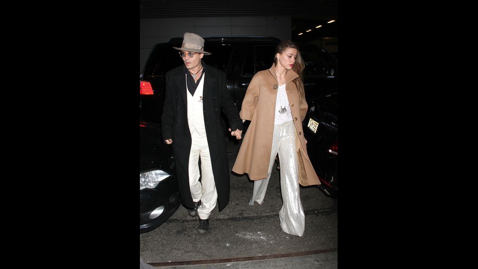 La coppia Jonny Depp e Amber Heard arrivano allo Studio 54 per assistere allo spettacolo &quot;Cabaret&quot;. New York City, aprile 2014 (Afp)