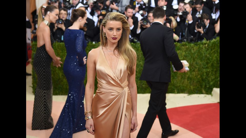 &nbsp;Amber Heard al Metropolitan Museum of Costume Institute. Mostra d'arte &quot;Manus x Machina: moda in un'epoca di tecnologia&quot;. Maggio 2016 (Afp)