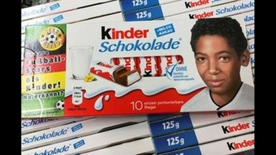 Le confezioni di Kinder Ferrero, edizione speciale per gli Europei 2016 fanno infuriare &nbsp;i sostenitori di Pegida in Germania