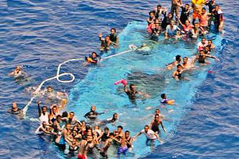 Migranti barcone affonda coste Libia (Afp)