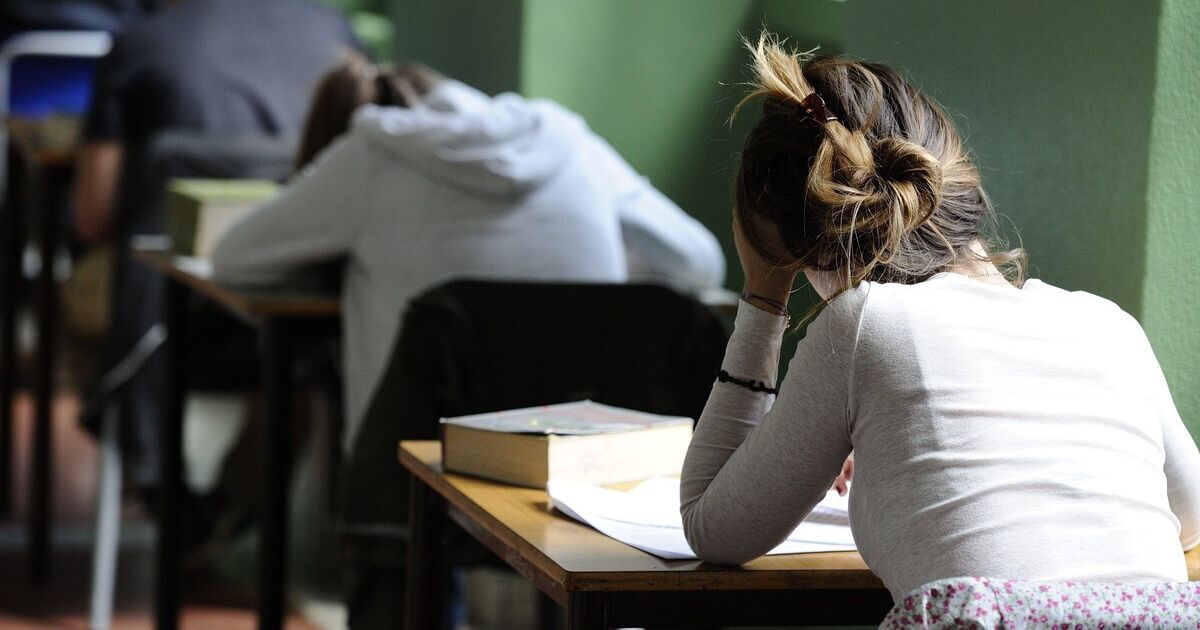 Molestie e abusi su studentesse, arrestato un insegnante