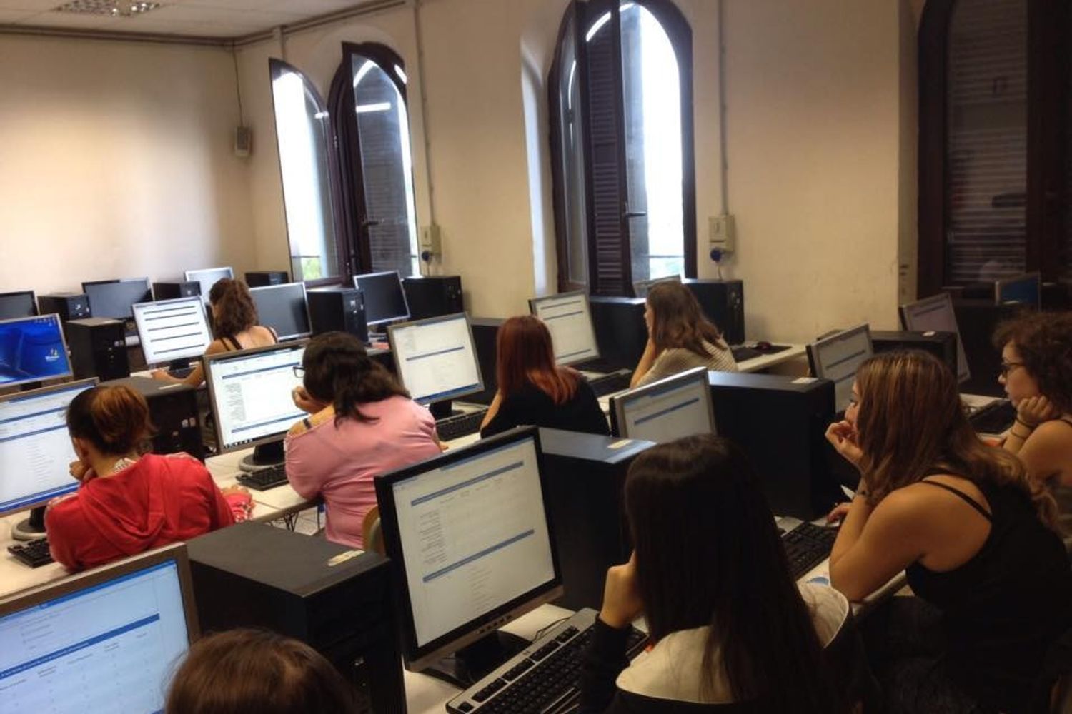 &nbsp; Scuola classe alunni studenti ragazzi computer telefonini smartphone cellulari informatica - fb