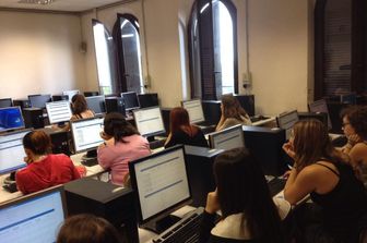 &nbsp; Scuola classe alunni studenti ragazzi computer telefonini smartphone cellulari informatica - fb