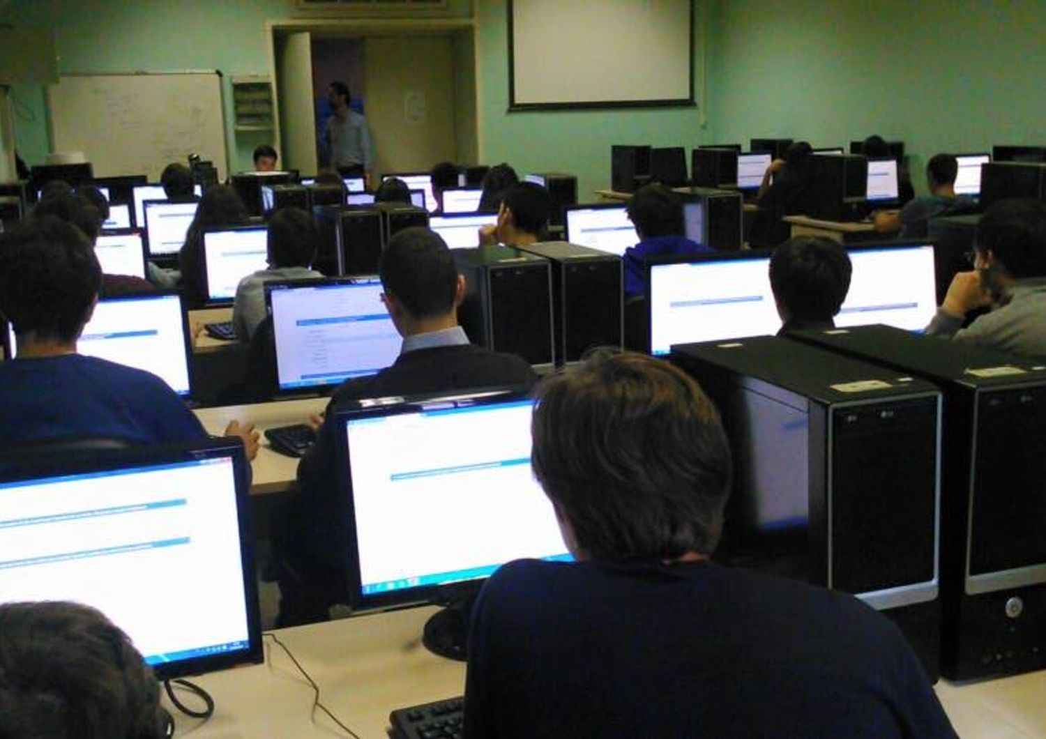 &nbsp; Scuola classe alunni studenti ragazzi computer telefonini smartphone cellulari informatica - fb