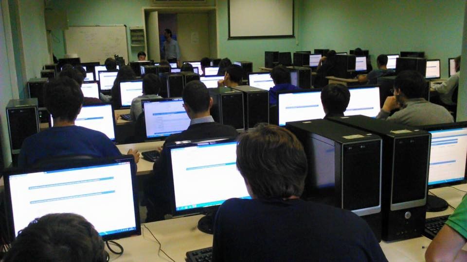 &nbsp; Scuola classe alunni studenti ragazzi computer telefonini smartphone cellulari informatica - fb