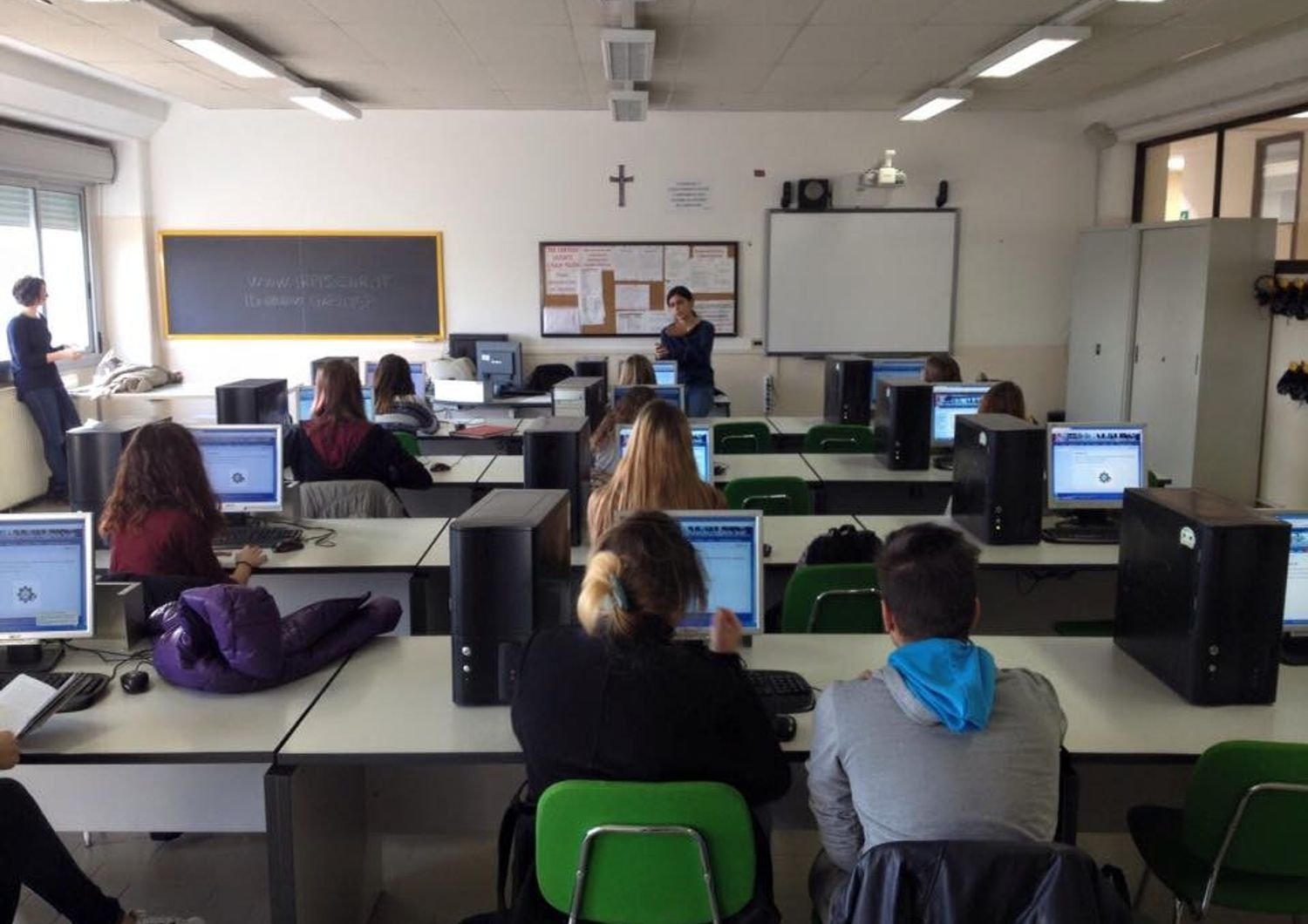 &nbsp; Scuola classe alunni studenti ragazzi computer telefonini smartphone cellulari informatica - fb