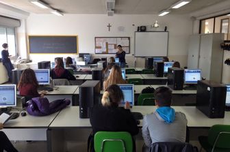 &nbsp; Scuola classe alunni studenti ragazzi computer telefonini smartphone cellulari informatica - fb