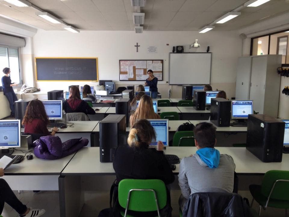 Scuola classe alunni studenti ragazzi computer telefonini smartphone cellulari informatica - fb