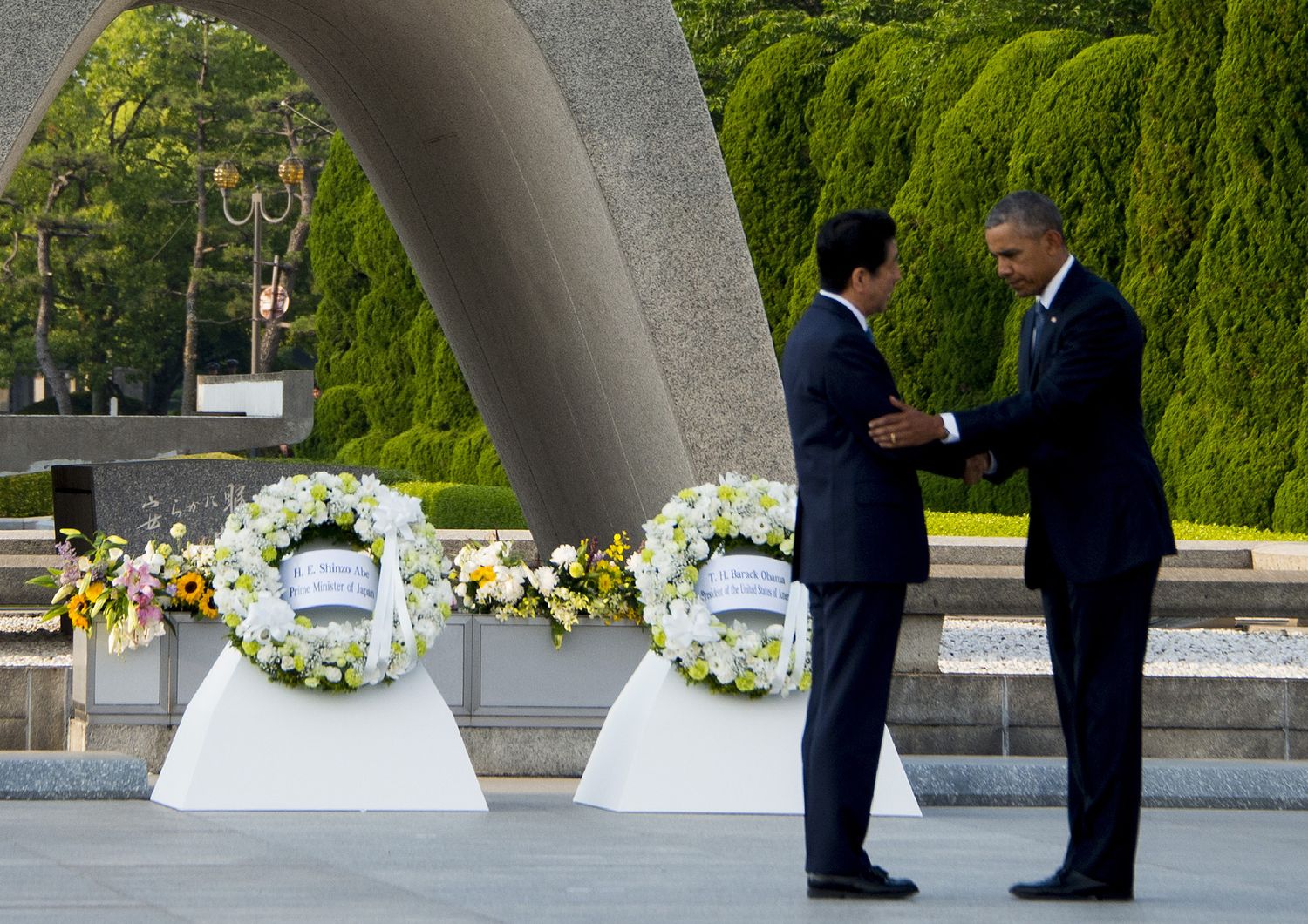Obama a Hiroshima omaggio a vittime