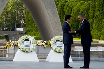 Obama a Hiroshima omaggio a vittime