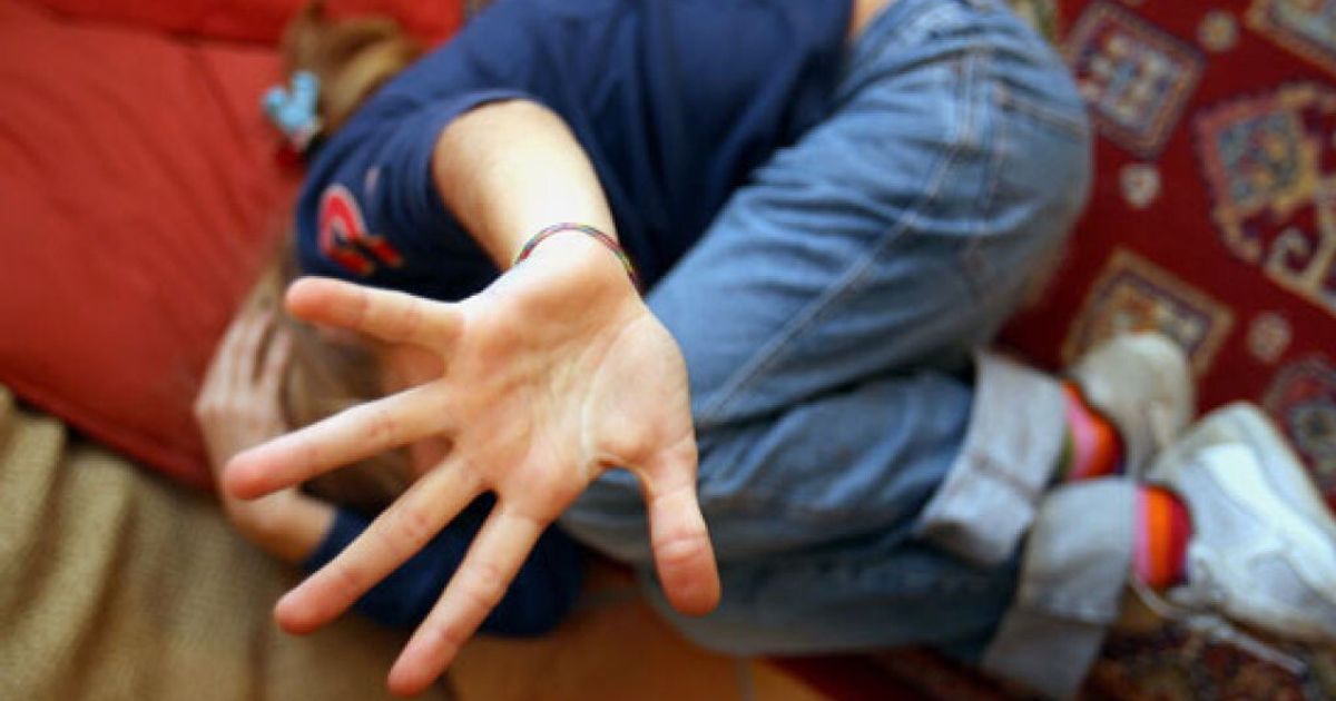 Maestro di musica violenta un