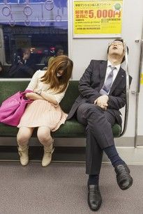 &nbsp;I giapponesi e l'arte dell'inemuri, dormire sembrando svegli (Foto Afp)