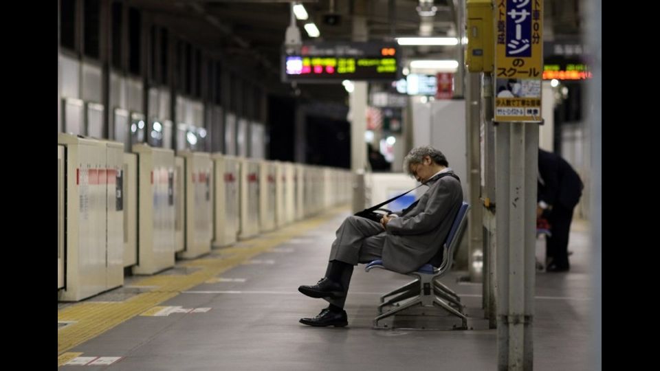 &nbsp; I giapponesi e l'arte dell'inemuri, dormire sembrando svegli&nbsp;(Foto Afp)