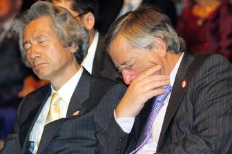 &nbsp;L'ex premier giapponese Junichiro Koizumi e l'allora primo ministro del Lussemburgo Jean-Claude Juncker al Forum Asem a Helsinki nel 2006 (Foto Afp)