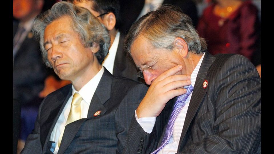 &nbsp;L'ex premier giapponese Junichiro Koizumi e l'allora primo ministro del Lussemburgo Jean-Claude Juncker al Forum Asem a Helsinki nel 2006 (Foto Afp)