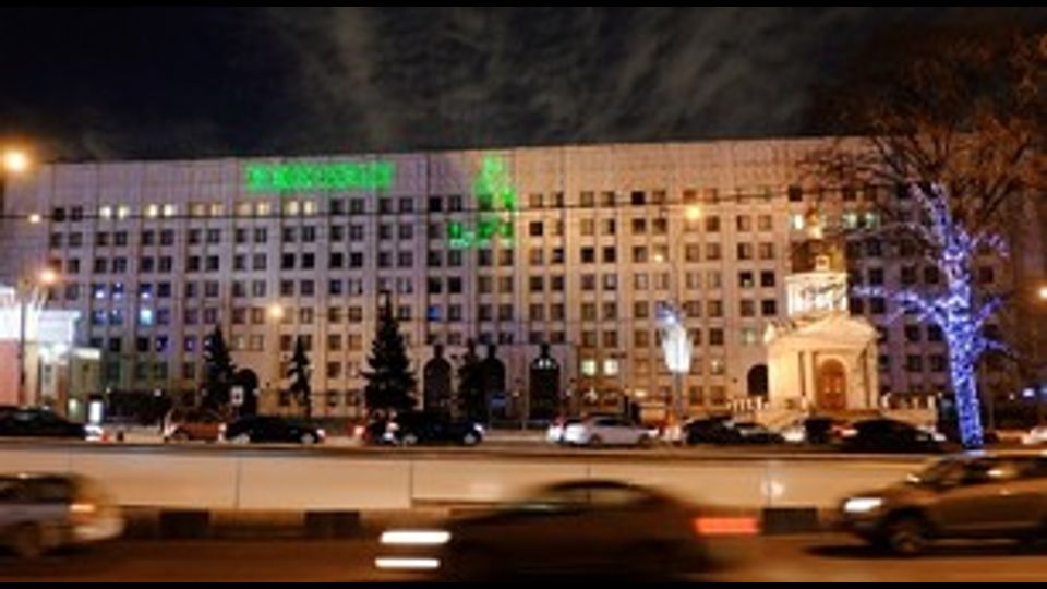 Scritte illuminate in mapping 3D sul ministero della Difesa di piazza Arbatskaya a Mosca (foto Afp)