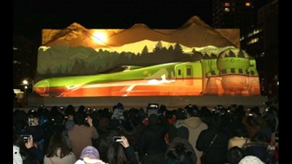 &nbsp;Il 'treno proiettile' riprodotto al &nbsp;Sapporo Snow Festival di Hokkaido (foto Afp)