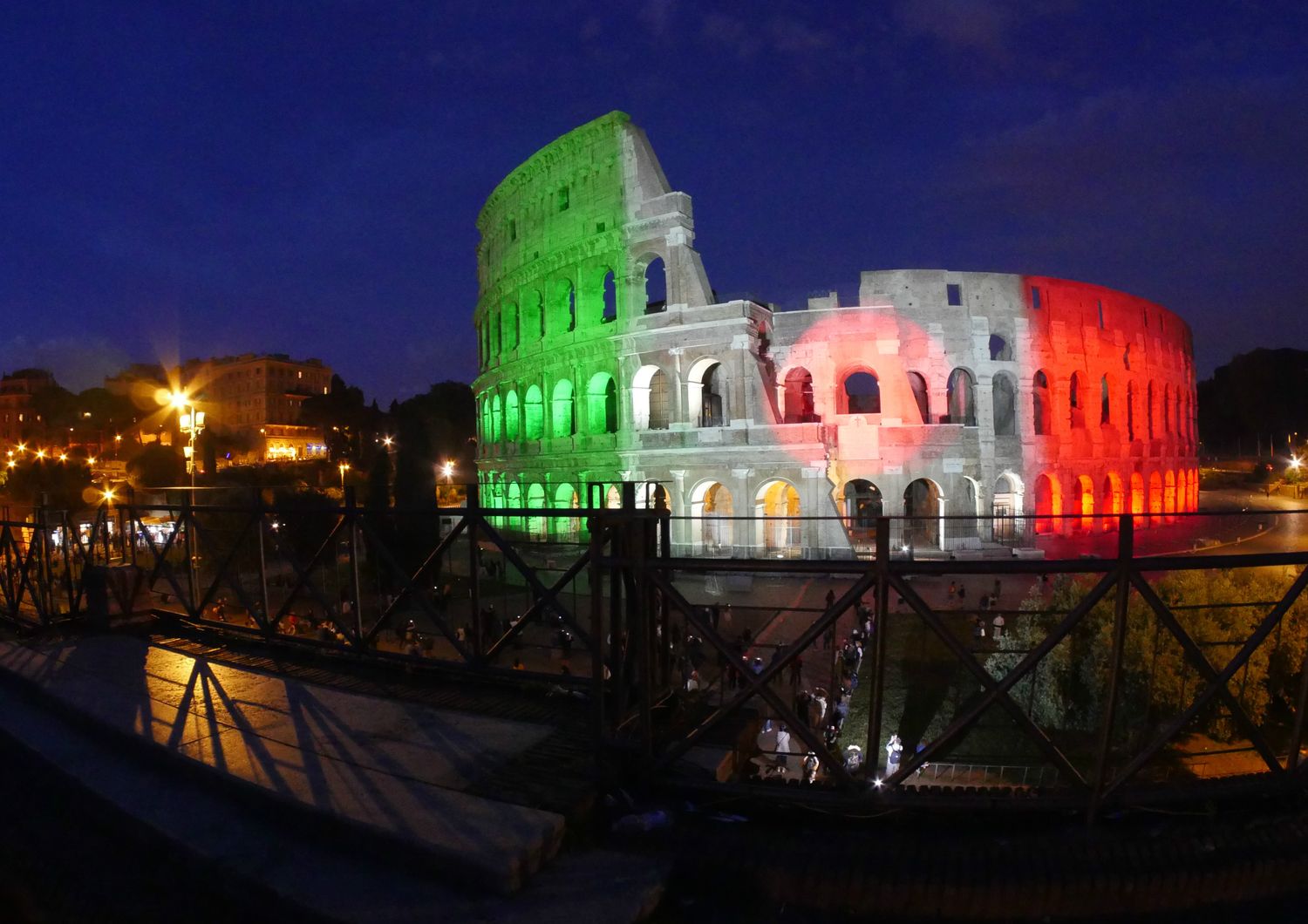 Il Tricolore sul Colosseo a Roma