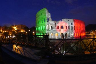 Il Tricolore sul Colosseo a Roma
