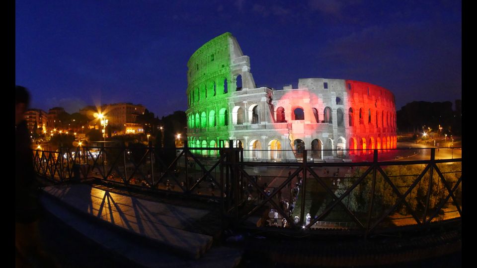 Il Tricolore sul Colosseo a Roma
