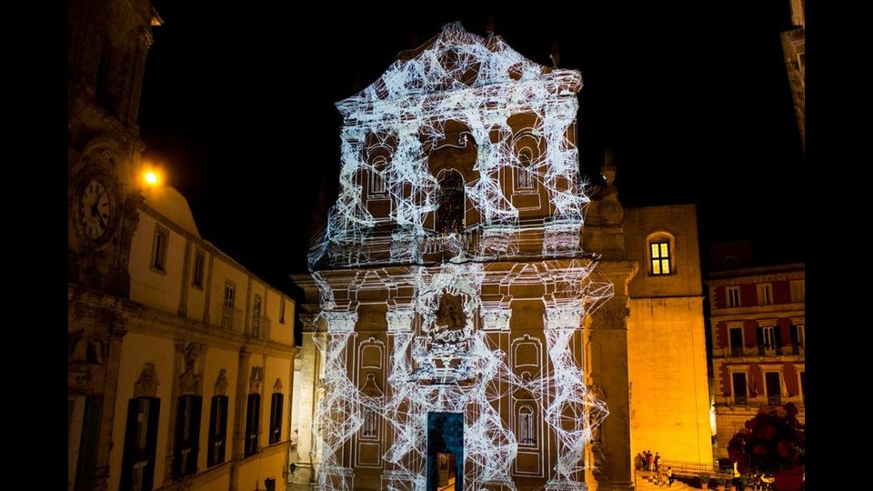 &nbsp;Giochi di luce su una chiesa di Martina Franca (foto da Facebook)