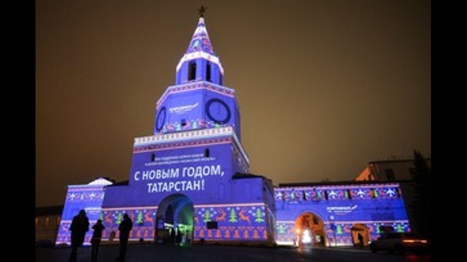 Giochi di luci sulla Torre del Cremlino di Kazan in Russia&nbsp;(foto Afp)