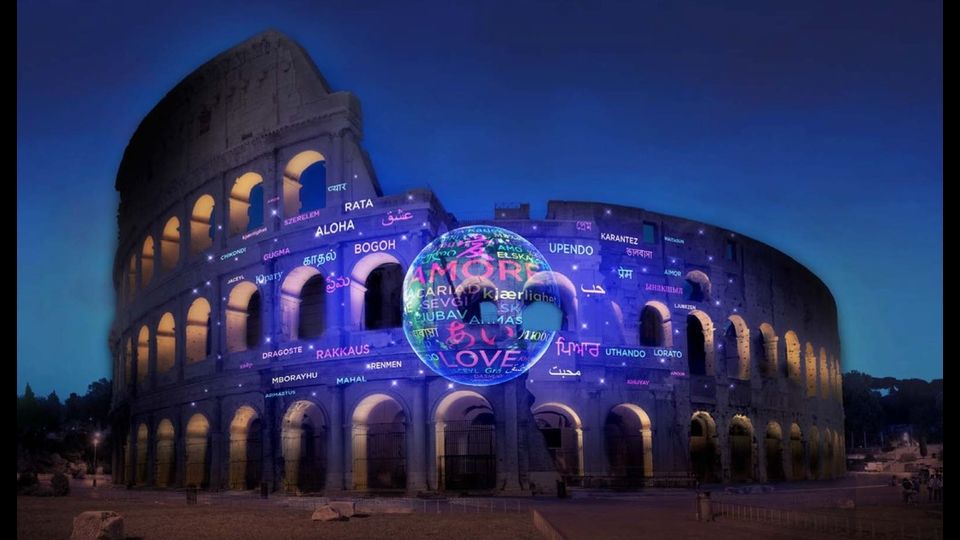 'Amore' in tutte le lingue del mondo sul Colosseo