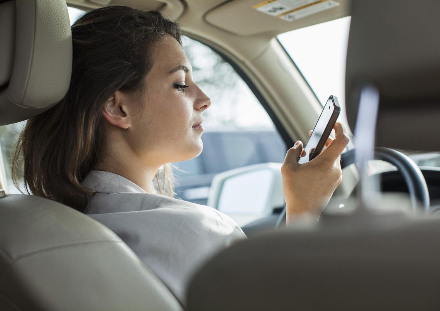 &nbsp;Automobilista, cellulare, guida distrazione, telefonare al volante, incidenti stradali