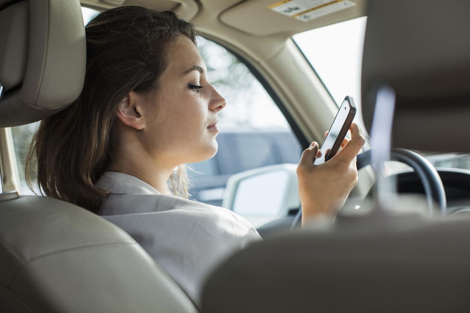 &nbsp;Automobilista, cellulare, guida distrazione, telefonare al volante, incidenti stradali