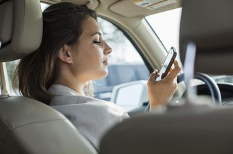 &nbsp;Automobilista, cellulare, guida distrazione, telefonare al volante, incidenti stradali