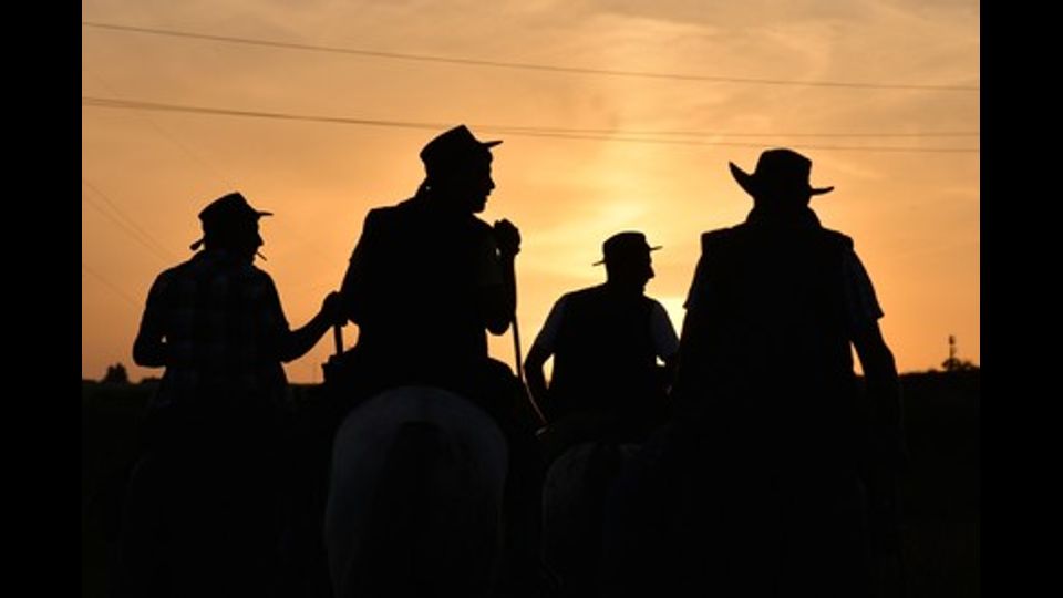 Comparsa con i sanniti, raccontata da Plinio il Giovane, Gabriele D'Annunzio e Ignazio Silone, oggi la Transumanza, e' praticata da una secolare famiglia di allevatori: i Colantuono di Frosolone (Isernia). Partiti tre giorni fa, circa 300 bovini di razza podolica che hanno svernato a San Marco in Lamis, in provincia di Foggia, sono arrivati oggi sui pascoli della provincia di Isernia, a 1.400 metri di altitudine, dopo aver attraversato ventidue comuni e tre province (Foggia, Campobasso e Isernia)
